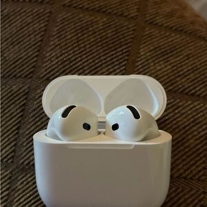 Used Apple Airpods 4th Generation (ANC)